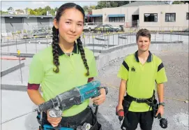  ?? PICTURE / PETER DE GRAAF ?? Building apprentice­s Michiko Cooper and Kyle Parsons at work on Kawakawa’s Te Hononga community hub.