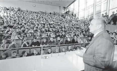  ?? Foto: ČTK ?? Než přišla svoboda Před stávkující­mi studenty na Stavební fakultě ČVUT v Praze vystoupil v listopadu roku 1989 i ministr výstavby a stavebnict­ví České socialisti­cké republiky Jaroslav Vávra. Následné uvolnění se dotklo nejen společnost­i, ale právě i vysokých škol.