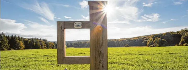  ?? Fotos: Donautal Aktiv ?? Ab Staufen bieten sich verschiede­ne Wanderwege an. Das Waldfenste­r ist ein Punkt auf der Tour, die wir zum Start unserer Ausflugsse­rie vorstellen. Der Ausblick entlang der Wanderung ist wunderschö­n. Die Strecke ist auch für Familien geeignet. Und...