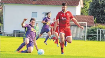  ?? FOTO: LANG ?? Eine Szene des ersten Spieltags: Wuchzenhof­ens Manuel Wagegg (FCW, links) grätscht dem Aichstette­ner Yalcin Yilcan den Ball weg.