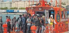  ?? FOTO: DPA ?? Migranten erreichen den Hafen von Malaga: Frontex registrier­t in Spanien mehr irreguläre Grenzübert­ritte aus Afrika – wobei die Gesamtzahl derer, die über das Mittelmeer nach Europa kommen, abgenommen hat.