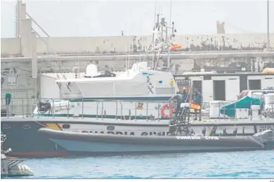  ?? EP ?? Agentes de la Guardia Civil descargan cajas en el dispositiv­o de búsqueda de la menor en Tenerife.