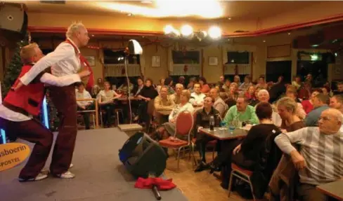  ?? FOTO POL DE WILDE ?? Salim Seghers op het podium van De Kaasboerin. Hij hoopt er op 8 augustus zijn verjaardag­sfeest te kunnen vieren. Maar de uitbaters van de showtavern­e in Mol-Poppel zijn failliet.