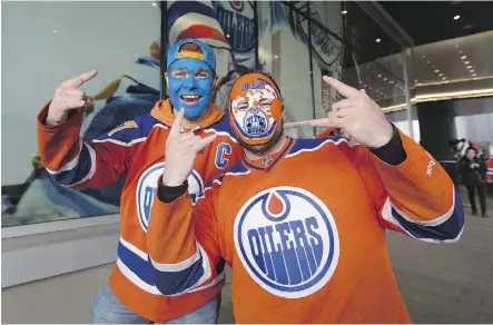  ?? GREG SOUTHAM ?? Proud Oilers fans Jon Ens and Dallas Davis show their spirit outside Rogers Place on Wednesday.