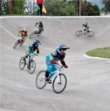  ??  ?? PARTICIPAC­IÓN. Unos 40 pilotos imbabureño­s serán parte de la primera válida de la Copa Nacional y Open, que se corre desde hoy en Gualaceo (Azuay).