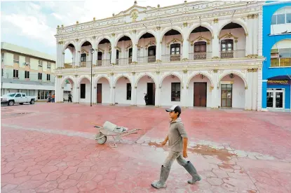  ??  ?? El presidente municipal entrante tuvo que recurrir a cerrajeros para poder ingresar al palacio de gobierno.