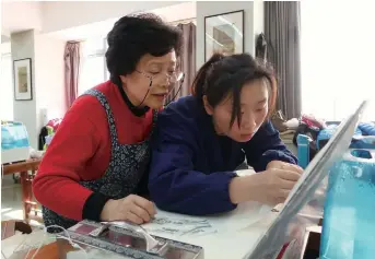  ??  ?? Lin gives guidance to one of her students at the workshop.