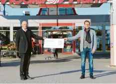  ?? Foto: Holzapfel ?? Anlässlich des 50. Jubiläums hat Harry Schenavsky (links) der Stadt Nördlingen, ver‰ treten durch OB Wittner, einen Scheck über 5000 Euro überreicht.