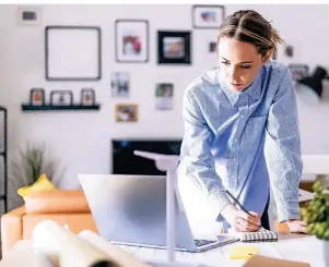  ??  ?? Keine neuen Ideen? Mit einem Reizwort oder Reizgegens­tand kann man der Kreativitä­t im Homeoffice auf die Sprünge helfen.