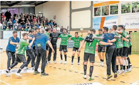  ?? FOTO: RUPPENTHAL ?? Die Handballer der HG Saarlouis feiern ausgelasse­n den am Ende klaren Sieg im Saarderby gegen den TV Homburg.