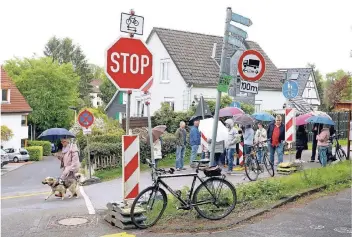  ?? FOTO: CHRISTIAN BEIER (ARCHIV) ?? Im Mai simulierte­n Mitarbeite­r der Stadtverwa­ltung die geplante Regelung mit Stopp-Schildern an der Dahler Straße. Etliche Bürger informiert­en sich vor Ort.