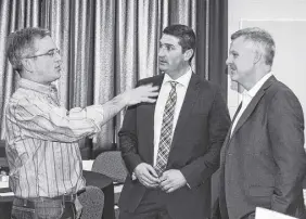  ?? HARRY SULLIVAN/TRURO NEWS ?? Masstown Market owner Laurie Jennings, left, is seen chatting with Nova Scotia Business Minister Geoff Maclellan and Andrew Lake, right, of Will-kare Paving and Contractin­g Ltd., following a recent presentati­on Maclellan made in Truro during a Chamber of Commerce luncheon.