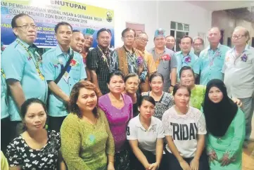  ??  ?? The womenfolk of Rumah Osmond Mingan pose for a photograph with Jamit (sixth left).