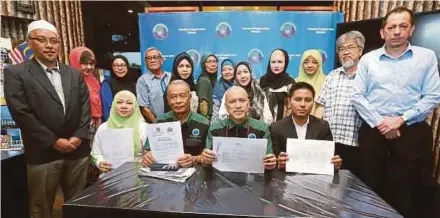  ?? [FOTO SALHANI IBRAHIM/BH] ?? Nadzim (duduk dua dari kanan) bersama sebahagian mangsa penipuan Pakej Haji VIP pada sidang media di Kuala Lumpur, semalam.