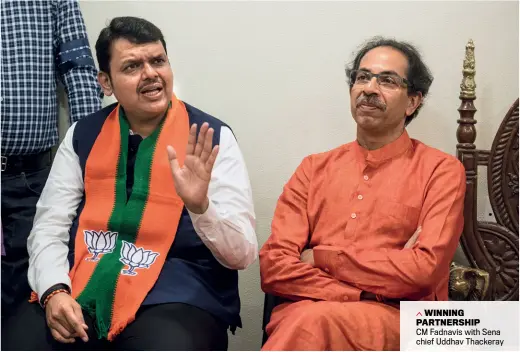  ?? AALOK SONI/ GETTY IMAGES ?? WINNING PARTNERSHI­P
CM Fadnavis with Sena chief Uddhav Thackeray