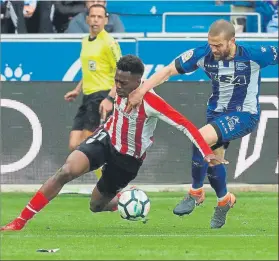  ??  ?? Laguardia intenta frenar un avance de Williams durante el partido de ayer en Vitoria FOTO: EFE