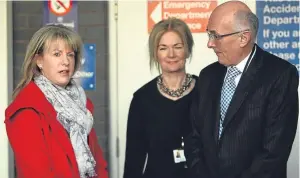  ?? Picture: Kris Miller. ?? Shona Robison with NHS Tayside chief executive Lesley McLay and Professor John Connell, chairman of the Tayside NHS Board. Jenny suggests establishi­ng a politicall­y neutral board to run the NHS.