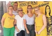  ?? RP-FOTO: LAI ?? Helene Pawlitzki mit Ralf, Kirsten und Nina Nüchter sowie ihrer Kollegin Laura Ihme (v.l.) am Kirmesmobi­l.