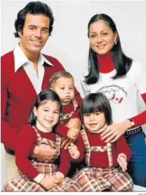  ?? RTVE ?? Julio Iglesias e Isabel Preysler con sus tres hijos.