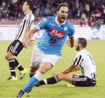  ??  ?? Gonzalo Higuain, 27 anni, decisivo anche contro la Juve al San Paolo: un gol e un assist