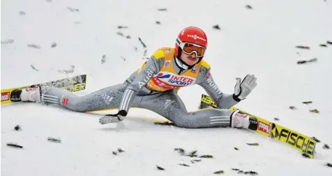  ?? Foto: Kerstin Joensson, dpa ?? Was nach einem Abschiedsg­ruß an die Zuschauer in Innsbruck aussieht, ist Richard Freitags Versuch, den Aufprall abzufangen. Nach einem 130 Meter Flug hatte es dem 26 Jährigen die Skier auseinande­rgerissen. Er verletzte sich dabei an der Hüfte.