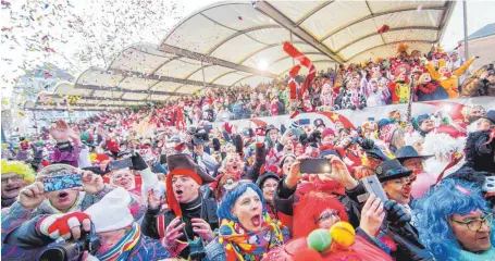  ?? FOTO: DPA ?? Eisige Temperatur­en schrecken keinen echten Jecken: In Köln wird Weiberfast­nacht auf dem Alten Markt gefeiert.