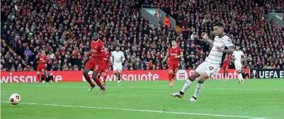  ?? (Afp) ?? Due reti Gianluca Scamacca, 25 anni, realizza il secondo gol ad Anfield: l’atalanta compie l’impresa di battere il Liverpool nell’andata dei quarti di Europa League