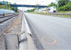  ?? FOTO: UWE ANSPACH/DPA ?? Eine rote Markierung ist am Unfallort in Mannheim auf der Straße aufgesprüh­t. Ein Mann soll seinen Vater getötet und auf der Flucht vier Fahrradfah­rer mit einem Auto angefahren haben.