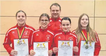  ?? FOTO: AC RÖHLINGEN ?? Erfolgreic­h unterwegs (v.l.): Laura Vornberger, Pauline Aschauer, Lilli Vetter, Maren Vornberger mit Trainer Martin Mayer.