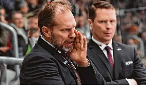  ?? Foto: Siegfried Kerpf ?? Panther Co Trainer Tray Tuomie hat schon in Bremerhave­n Eishockey gespielt, Cheftraine­r Mike Stewart war dort im Norden der Republik schon Trainer. Beide kehren zu ihrem Ex Klub nun zurück.