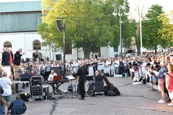  ?? Bild: MATILDA CARLSTRÖM ?? KÖRSÅNG PÅ TORGET. Sångerna Sköna maj, välkommen och Uti vår hage passade bra denna soliga majkväll.