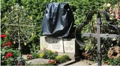  ?? Foto: dpa/Angelika Warmuth ?? Immer mal wieder mit einer Plane bedeckt: die Grabstelle der Familie Jodl auf dem Friedhof der Fraueninse­l im Chiemsee