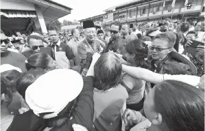  ?? -Gambar Bernama ?? NAJIB disambut meriah oleh orang ramai ketika hadir pada majlis Perasmian Mesyuarat Perwakilan Umno Bahagian Cameron Highlands di Dewan SMK Sultan Ahmad Shah, Tanah Rata, kelmarin.