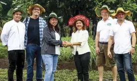  ??  ?? Official opening and turnover of the Sheraton Farm by (from left) Sheraton executive chef Kiko Santiago, director of operations Brendan Mahoney, general manager Cathy Turvill, Nurture Farmacy owner Cathy Turvill, sustainabi­lity consultant Robert Pescoe and Philippine Sustainabi­lity Month head Christian Schmidradn­er.