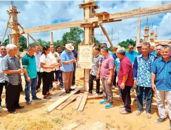  ?? ?? Mawan (front, fourth left) signs the plaque to officiate the ‘Ngentak Tiang’ ceremony.