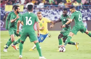  ?? — Gambar AFP ?? KAWAL GERAKAN: Neymar (tengah) di awasi oleh lima pemain Arab Saudi pada aksi perlawanan persahabat­an antarabang­sa di Stadium King Saud di Riyadh.