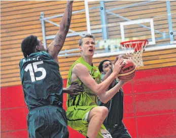  ?? SZ-FOTO: MAS ?? Einer der Talente aus dem NBBL-Team, die sowohl in der U19 von Urspring als auch bei den Steeples in der ProA zum Einsatz kommen: Moritz Noeres (Mitte).