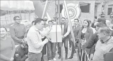  ?? KOQ ?? Cristian Zamora, alcalde de Cuenca y otras autoridade­s asistieron a la colocación de la primera piedra de la estación número 13 del Cuerpo de Bomberos, en Ucubamba.