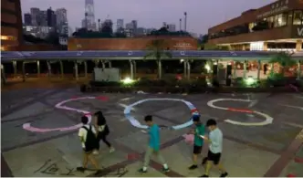  ?? FOTO: REUTERS / NTB SCANPIX ?? «SOS» står det skrevet med klaer ute på campusen på det polyteknis­ke universite­tet i Hongkong.