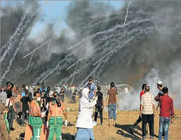  ?? DPA ?? GASES. Desde el 30 de marzo, miles de manifestan­tes se enfrentan al ejército israelí en la frontera.