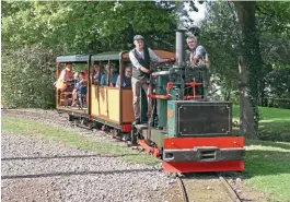  ?? CLIFF THOMAS ?? Left: De Winton 0-40VBT Taffy was back in steam for the September 24 Alan Keef Ltd open day after an absence of more than 12 years. It is hauling the pair of newly restored exDalmunzi­e Railway Motor Rail-built passenger carriages.