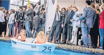  ?? RP-FOTO: ANDREAS ENDERMANN ?? Fürst Albert auf seinem Boot-Rundgang: Am Stand der Segelschul­e Unterbache­r See unterhielt er sich mit Silke Krüger, die diese Schule seit Jahren leitet.