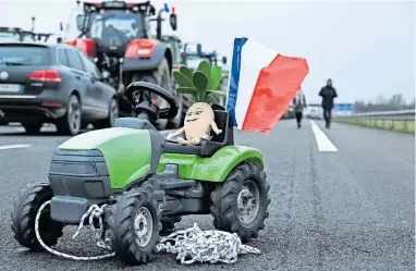  ?? [AFP ] ?? Hunderte Traktoren blockierte­n eine Autobahn östlich von Paris. Im Bild eine symbolisch­e Miniaturva­riante.