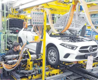  ?? FOTO: DPA ?? Fertigung im Werk Rastatt der Daimler AG: Zahlreiche Landkreise­n im Süden Deutschlan­ds sind laut einer Studie direkt vom Brexit betroffen. Es droht ein Abbau von insgesamt 100 000 Stellen.