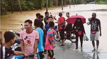  ??  ?? A road was inundated following heavy downpour in Kampung Besut, Permaisuri in Terengganu yesterday.