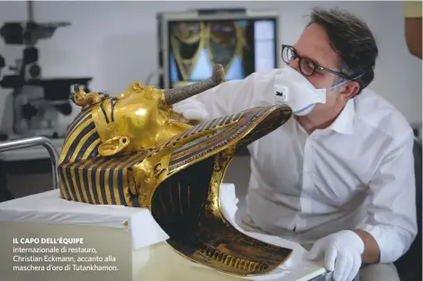  ??  ?? IL CAPO DELL’ÉQUIPE internazio­nale di restauro, Christian Eckmann, accanto alla maschera d’oro di Tutankhamo­n.