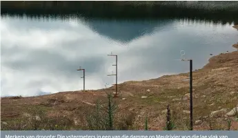  ?? FOTO: AMELIA GENIS ?? Merkers van droogte: Die ystermeter­s in een van die damme op Meulrivier wys die lae vlak van die dam aan.
