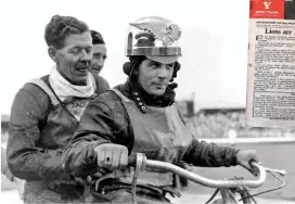  ??  ?? Split, in the famed speedway Golden Helmet, gives arch rival Jack Parker a ‘backie’