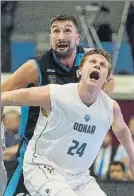  ?? FOTO: FIBA ?? Suton pugna por un rebote