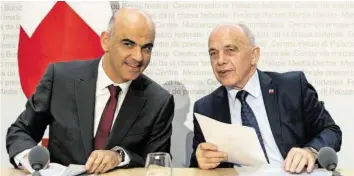  ?? KEY ?? Alain Berset (l.) und Ueli Maurer können vorerst aufatmen, die AHV bleibt aber eine politische Baustelle.